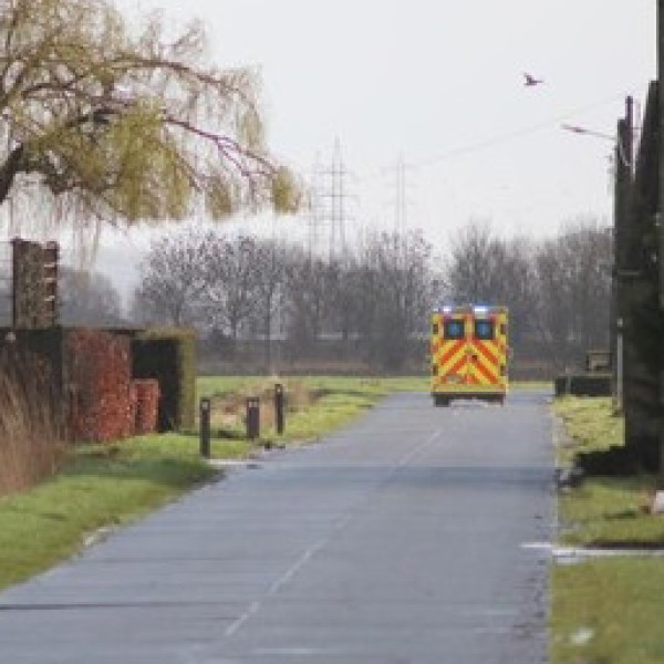 Man valt van dak van een loods in Diksmuide