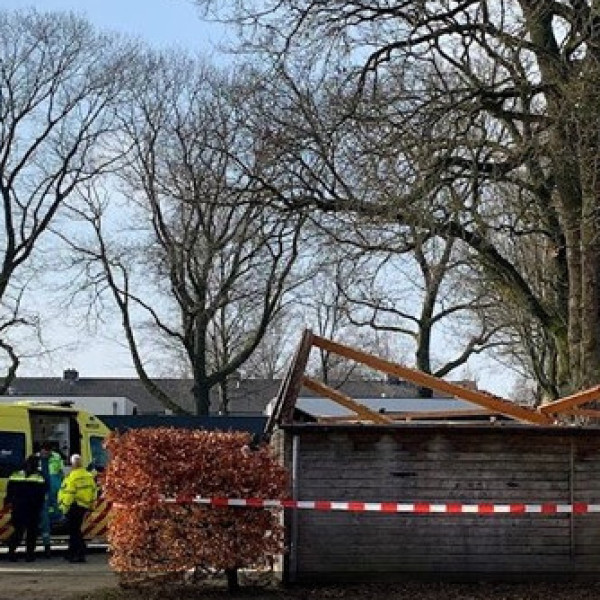 Man gewond na val van dak in Oldenzaal
