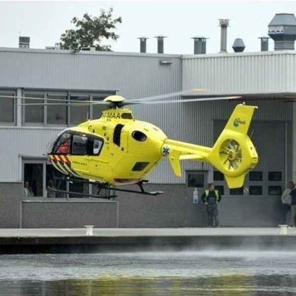 Traumahelikopter naar Aalsmeer voor val van hoogte