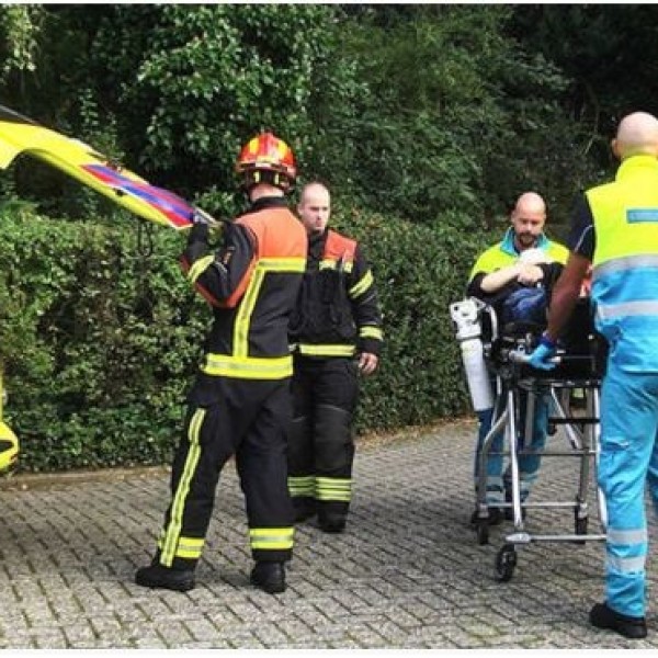 Man gewond na val op dak in Emmen