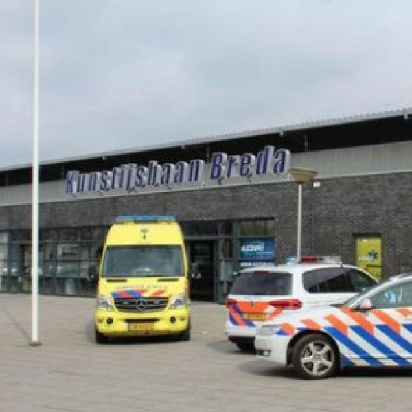 Man zwaargewond na val van 8 meter door dak kunstijsbaan Breda