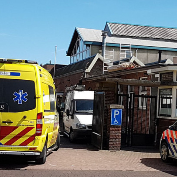 Man valt van dak bij werkzaamheden in Hengelo, toestand onduidelijk