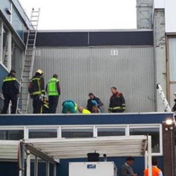 Man gewond na val van dak bedrijf in Eerbeek