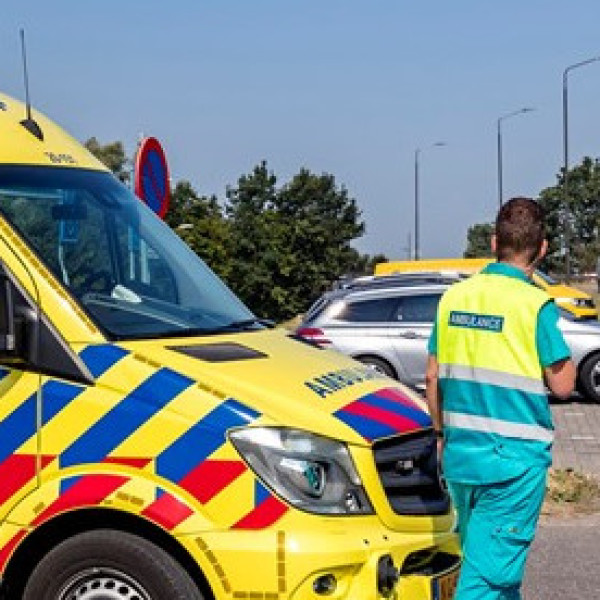 Man zwaargewond na val van dak in Nieuwendijk