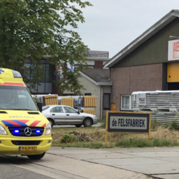 Bedrijfsongeval in Zaltbommel, man door dak gevallen