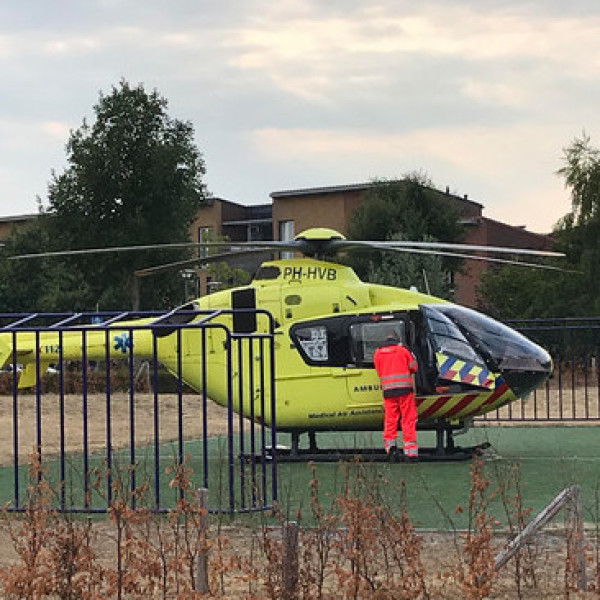 Zwaargewonde na val van dak in Heesch