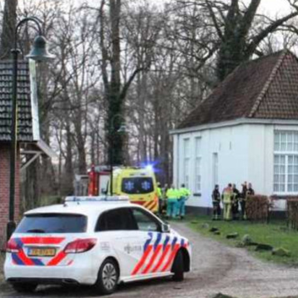 Man overlijdt na val uit hoogwerker