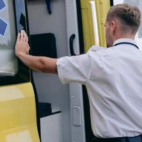 Man valt 4 meter naar beneden door dak van schuur in Kring van Dorth