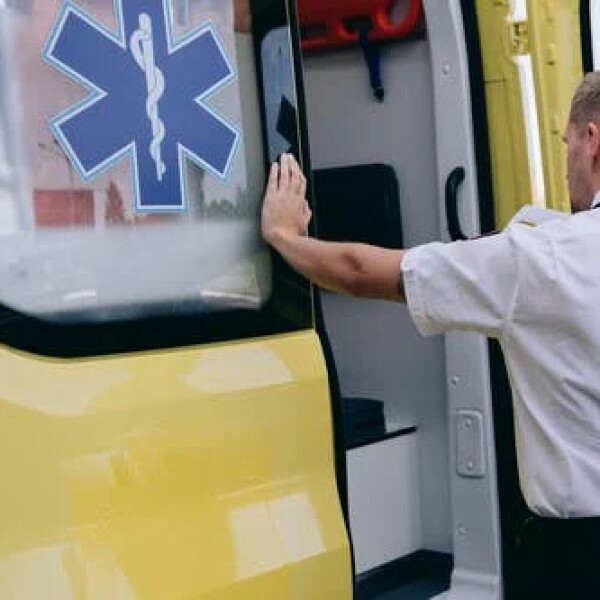 Man raakt gewond door val van dak in Renkum