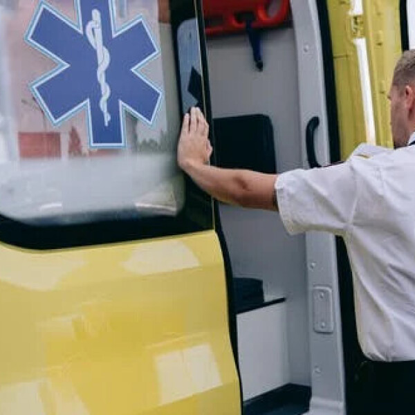 Persoon zwaargewond na val door dak in Eede