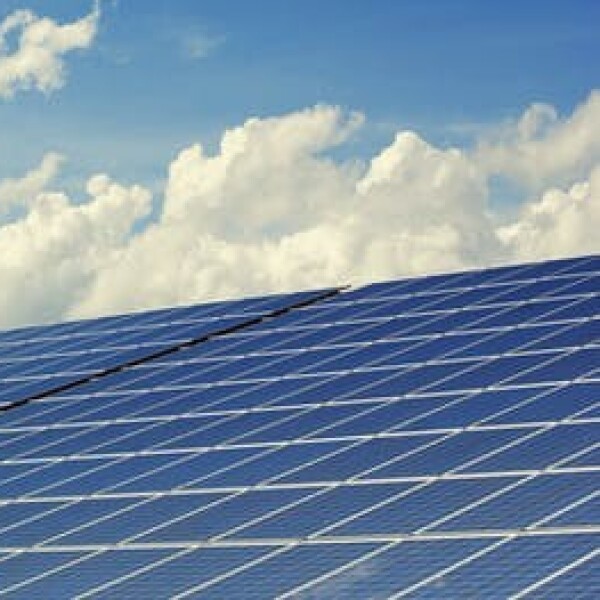 Persoon valt door dakplaten tijdens plaatsen zonnepanelen op loods in Bunne